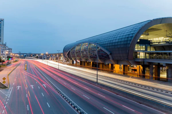 マレーシア セランゴール州プチョン 2018年1月14日 長時間露光技術を使用して 右側の忙しい交通とLrt駅で青い時間に光の歩道の風景 — ストック写真