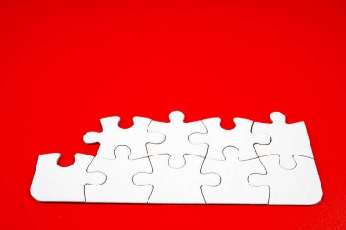 kırmızı arka plan üzerinde beyaz bulmaca parçaları