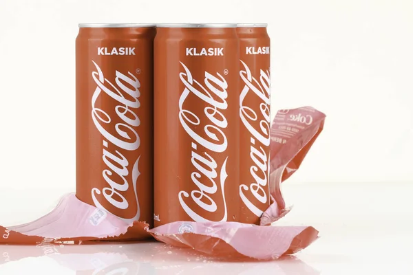 Coca Cola Latas Aisladas Sobre Fondo Blanco —  Fotos de Stock