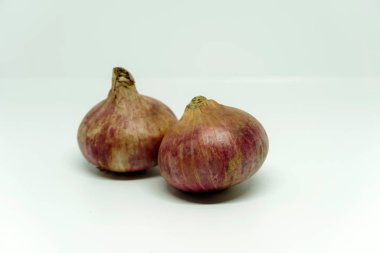 beyaz zemin üzerine kırmızı soğan