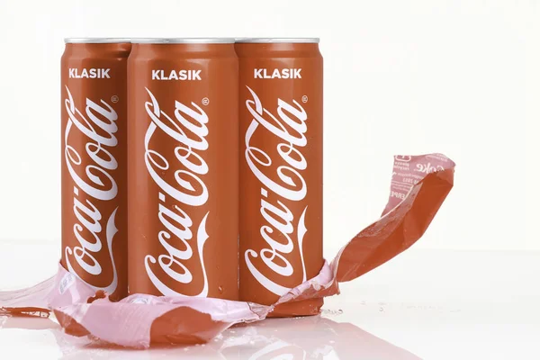 Latas Coca Cola Isoladas Fundo Branco — Fotografia de Stock