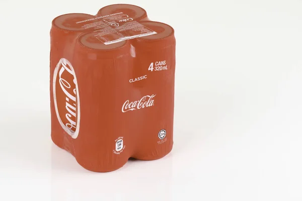 Coca Cola Blikjes Geïsoleerd Witte Achtergrond — Stockfoto