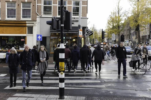 Gente Caminando Por Ciudad — Foto de Stock