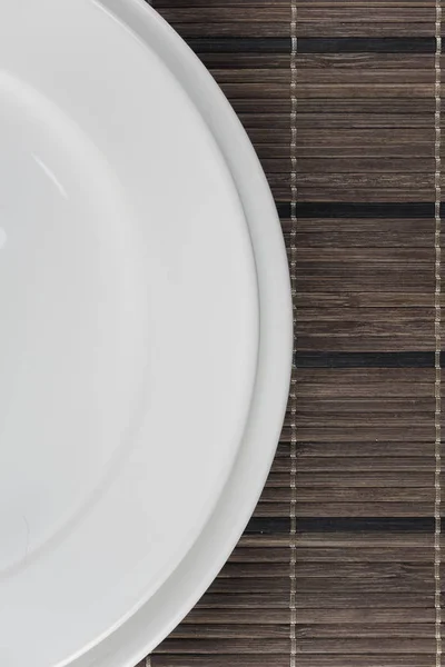 Weiße Teller Über Holzmatten — Stockfoto