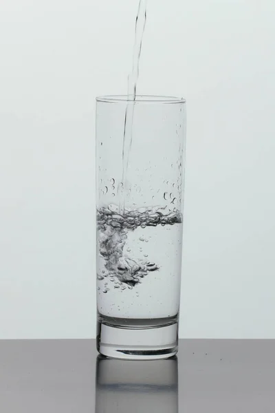 Copos Brancos Com Vidro Água — Fotografia de Stock