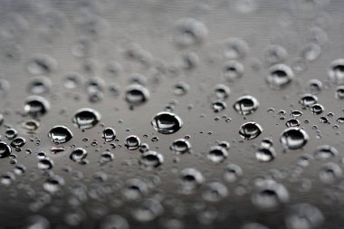 ıslak yağmur damlaları cam üzerine kabarcıklar düşürür 