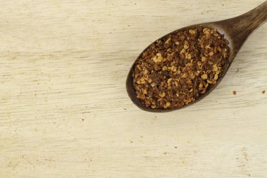 tahta kaşık kırmızı baharatlı baharat 