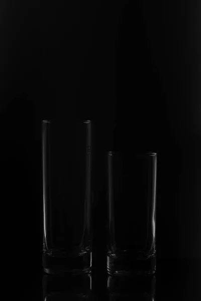 Dos Vasos Vacíos Claros Aislados Sobre Fondo Negro Estudio — Foto de Stock