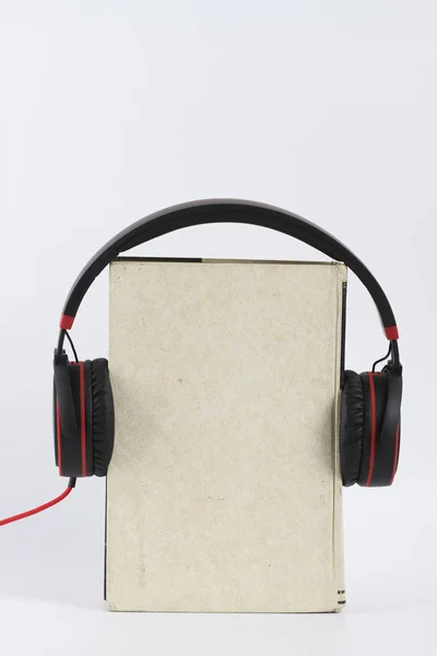 Kulaklık ve kitap.