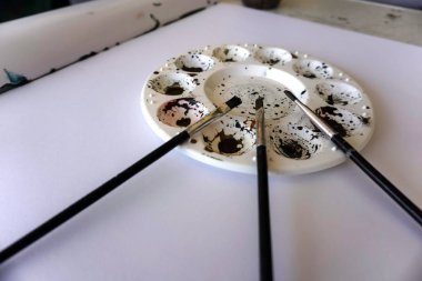 resim paleti ve boya fırçaları.