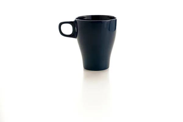 Dunkelblaue Teetasse Auf Weißem Hintergrund — Stockfoto