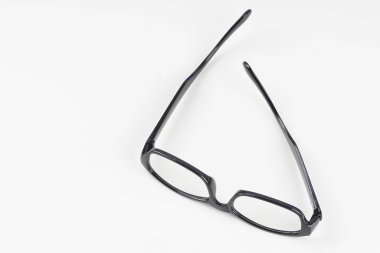 beyaz arka plan üzerinde siyah çerçeve gözlük