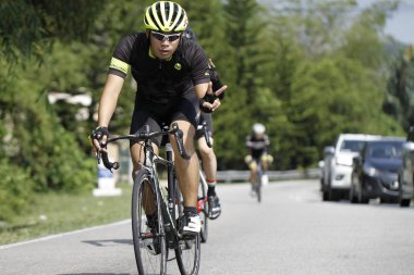 Bisiklet yarışması, yolda bisiklet süren sporcular. 