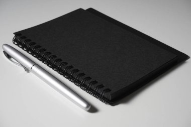 siyah kapak kağıt ders kitabı günlüğü ve kalem 