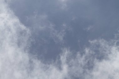 Beyaz kabarık bulutlu mavi gökyüzü