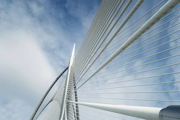 Construcción Moderna Del Puente Contra Cielo Azul —  Fotos de Stock