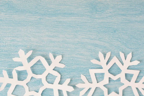 Origami Papírové Sněhové Vločky Modrém Dřevěném Povrchu Stolu Pohled Shora — Stock fotografie