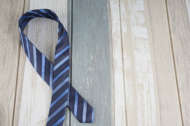 ahşap yüzeyüzerinde koyu mavi çizgili boyun kravat 