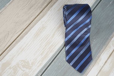 ahşap yüzeyüzerinde koyu mavi çizgili boyun kravat 
