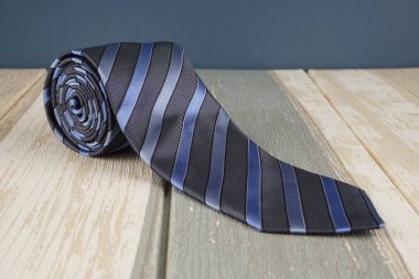 ahşap yüzeyüzerinde koyu mavi çizgili boyun kravat 