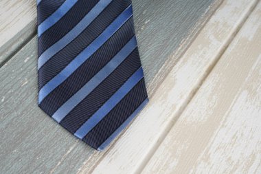 ahşap yüzeyüzerinde koyu mavi çizgili boyun kravat 