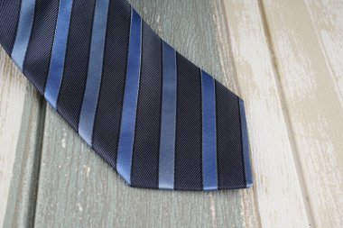 ahşap yüzeyüzerinde koyu mavi çizgili boyun kravat 