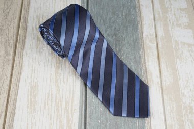 ahşap yüzeyüzerinde koyu mavi çizgili boyun kravat 