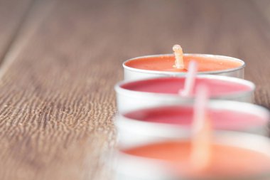 küçük mumlar ve kırmızı gülkuru yaprakları, mum tablet mumlar