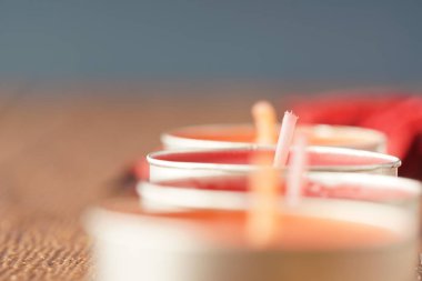 küçük mumlar ve kırmızı gülkuru yaprakları, mum tablet mumlar