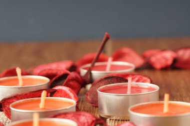 küçük mumlar ve kırmızı gülkuru yaprakları, mum tablet mumlar