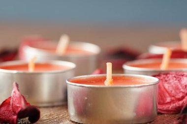 küçük mumlar ve kırmızı gülkuru yaprakları, mum tablet mumlar