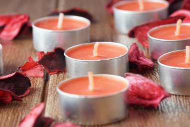 balmumu tabletler mumlar ve kırmızı gülkuru yaprakları