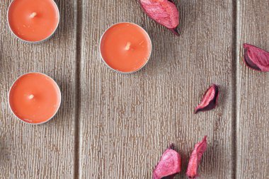 balmumu tabletler mumlar ve kırmızı gülkuru yaprakları