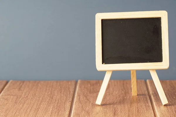 木製のテーブルの上の小さな黒板 コピースペースのコンセプト — ストック写真