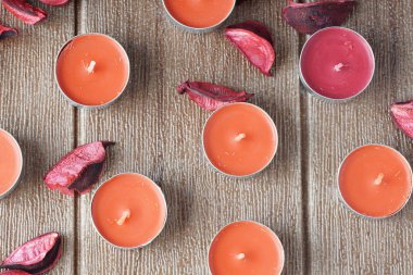 aromatik küçük balmumu tabletler mumlar ve kırmızı gülkuru yaprakları