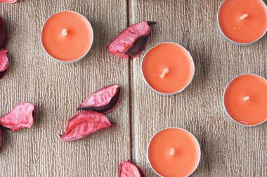 aromatik küçük balmumu tabletler mumlar ve kırmızı gülkuru yaprakları