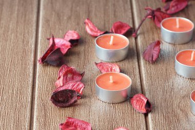 parafin Tealight Mumlar ve kuru yaprakları