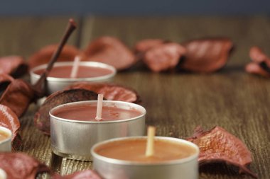 Tealight Mumlar ve kuru yaprakları ve yaprakları 