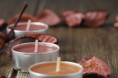 dekoratif Tealight Mumlar ve kuru yaprakları