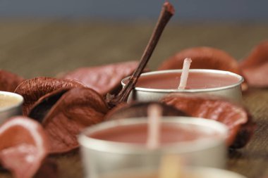 dekoratif Tealight Mumlar ve kuru yaprakları