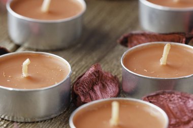 ahşap yüzeyüzerinde Tealight Mumlar ve kuru yaprakları yakın