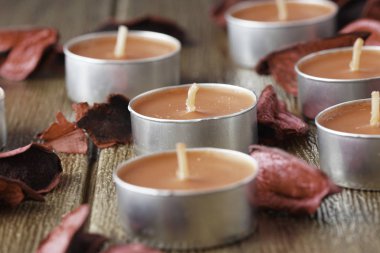 Aromaterapi mumlar, küçük yuvarlak mumlar, Tealight Mumlar ve kuru gül yaprakları