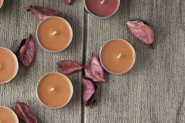 Aromaterapi mumlar ve kuru çiçek yaprakları üst görünümü