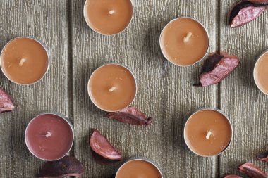tealight Mumlar ve kuru gül yaprakları üst görünümü