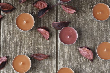 tealight Mumlar ve kuru gül yaprakları üst görünümü