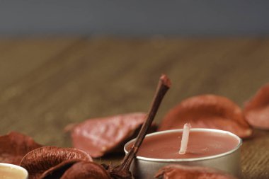 Tealight Mumlar ve kuru yaprakları yakın