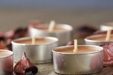 Tealight Mumlar ve kuru yaprakları yakın