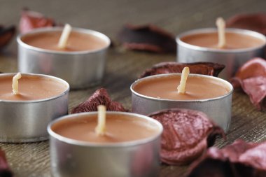 Tealight Mumlar ve kuru gül yaprakları yakın