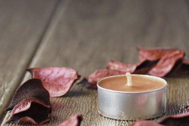 küçük yuvarlak mum, Tealight Mum ve kuru yaprakları, yaprakları 