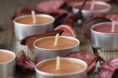 Tealight Mumlar ve kuru gül yaprakları yakın